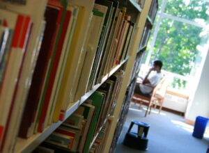 Bibliothèques : quelles villes appliquent encore des frais de retard ?