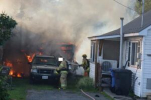 Une roulotte et deux bâtiments endommagés par un incendie