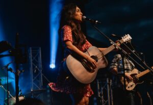 Cinq nominations au Gala country québécois : un été fort occupé pour Andie Therio