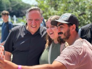 VIDÉO – François Legault s&rsquo;offre un bain de foule aux Régates de Valleyfield