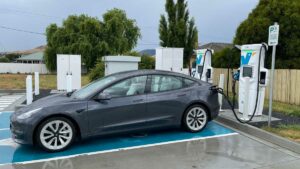 Tesla aurait modifié le logiciel de ses véhicules pour afficher des estimations d’autonomie plus longues