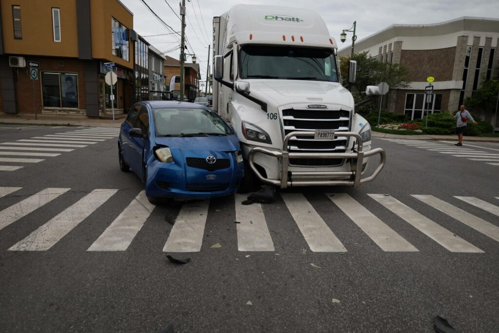 Solide impact au coin Danis-Alexandre