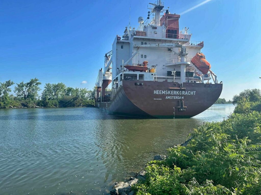 Le trafic maritime bloqué à cause d’un navire échoué à Kahnawake