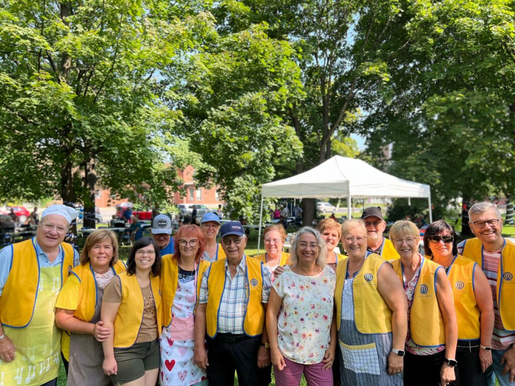 Plus de 300 personnes participent à l’épluchette de maïs de la députée