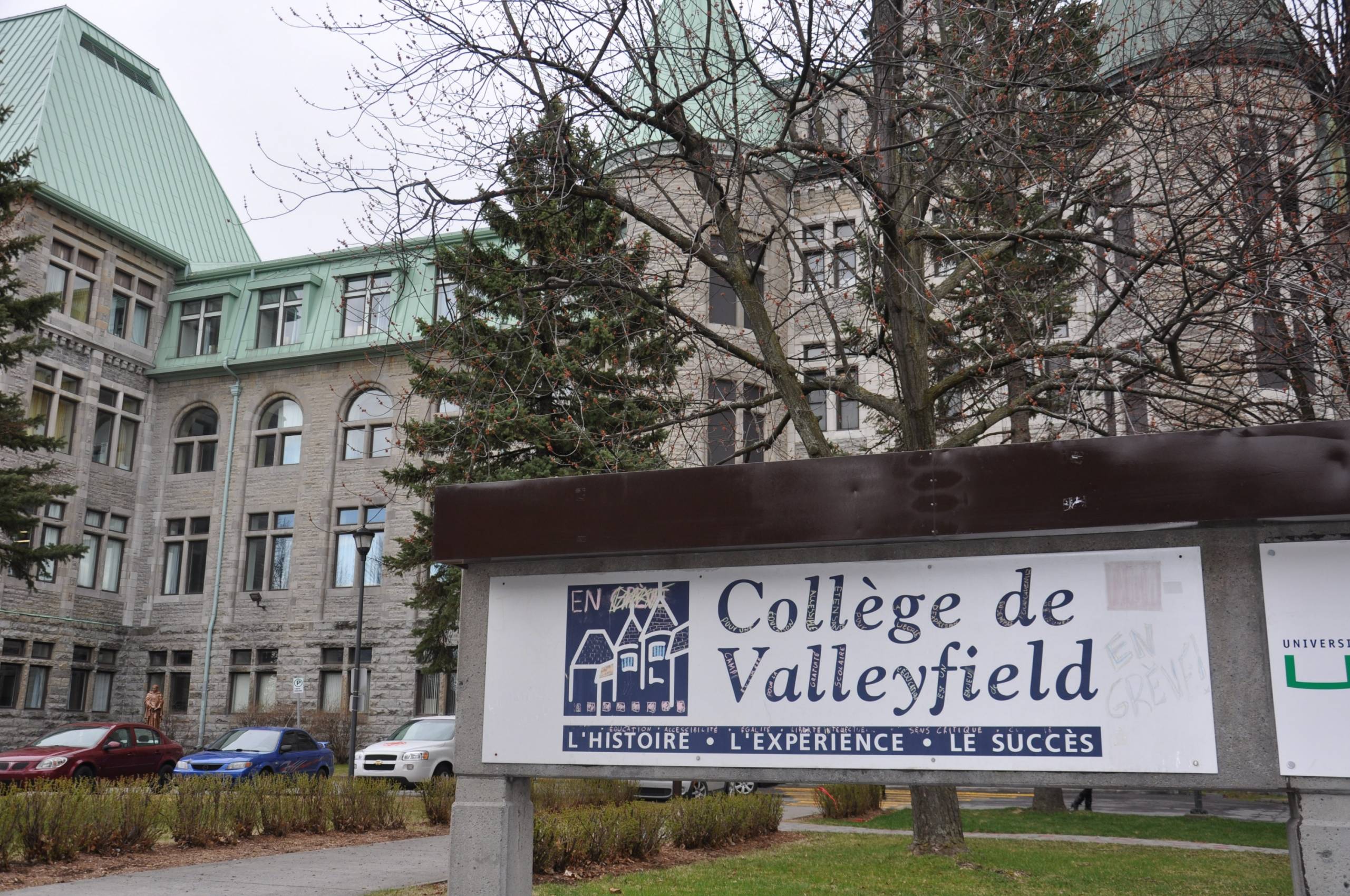 Les enseignants du Cégep de Valleyfield se dotent d&rsquo;un mandat de grève