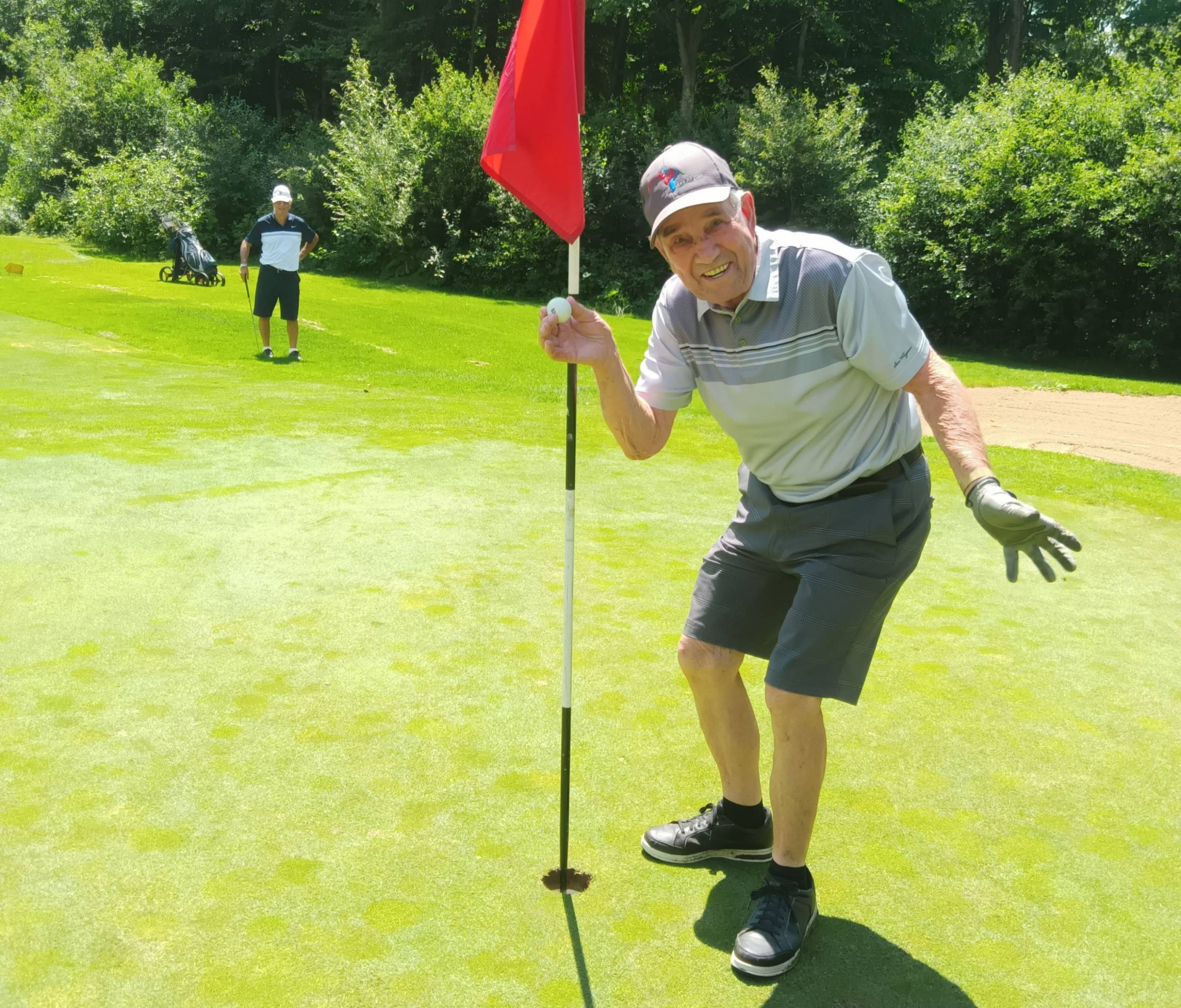 VIDÉO ET PHOTOS – Un trou d&rsquo;un coup à 91 ans