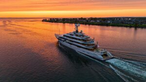 Un yacht de milliardaire de passage dans la région