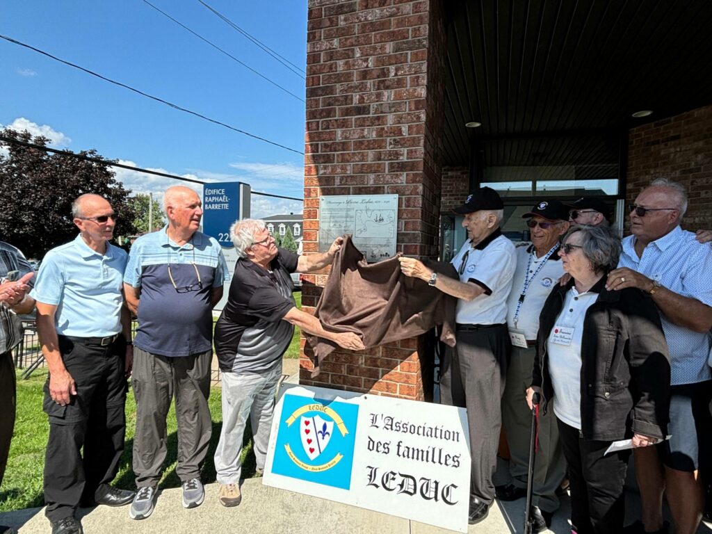 Une plaque en mémoire des familles Leduc