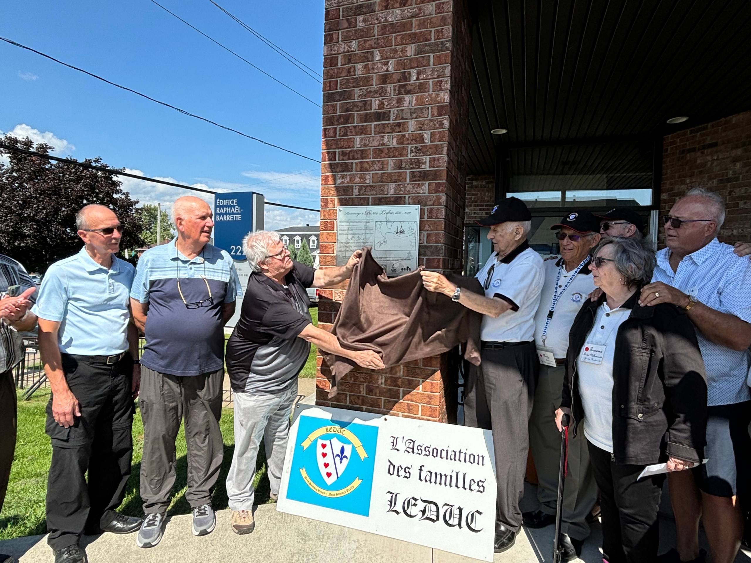 Une plaque en mémoire des familles Leduc