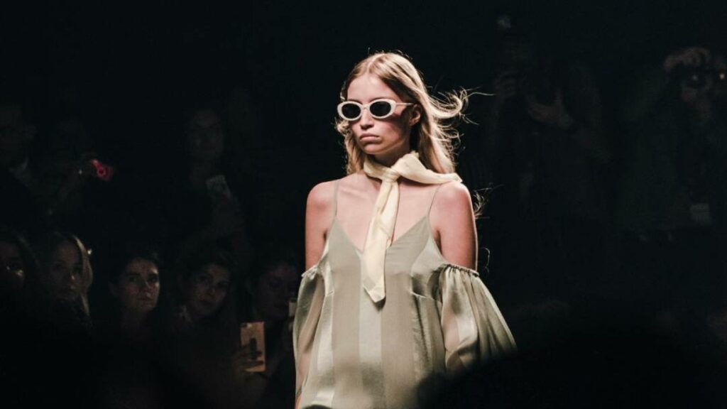 Économisez sur les vêtements de designer et grandes marques de luxe