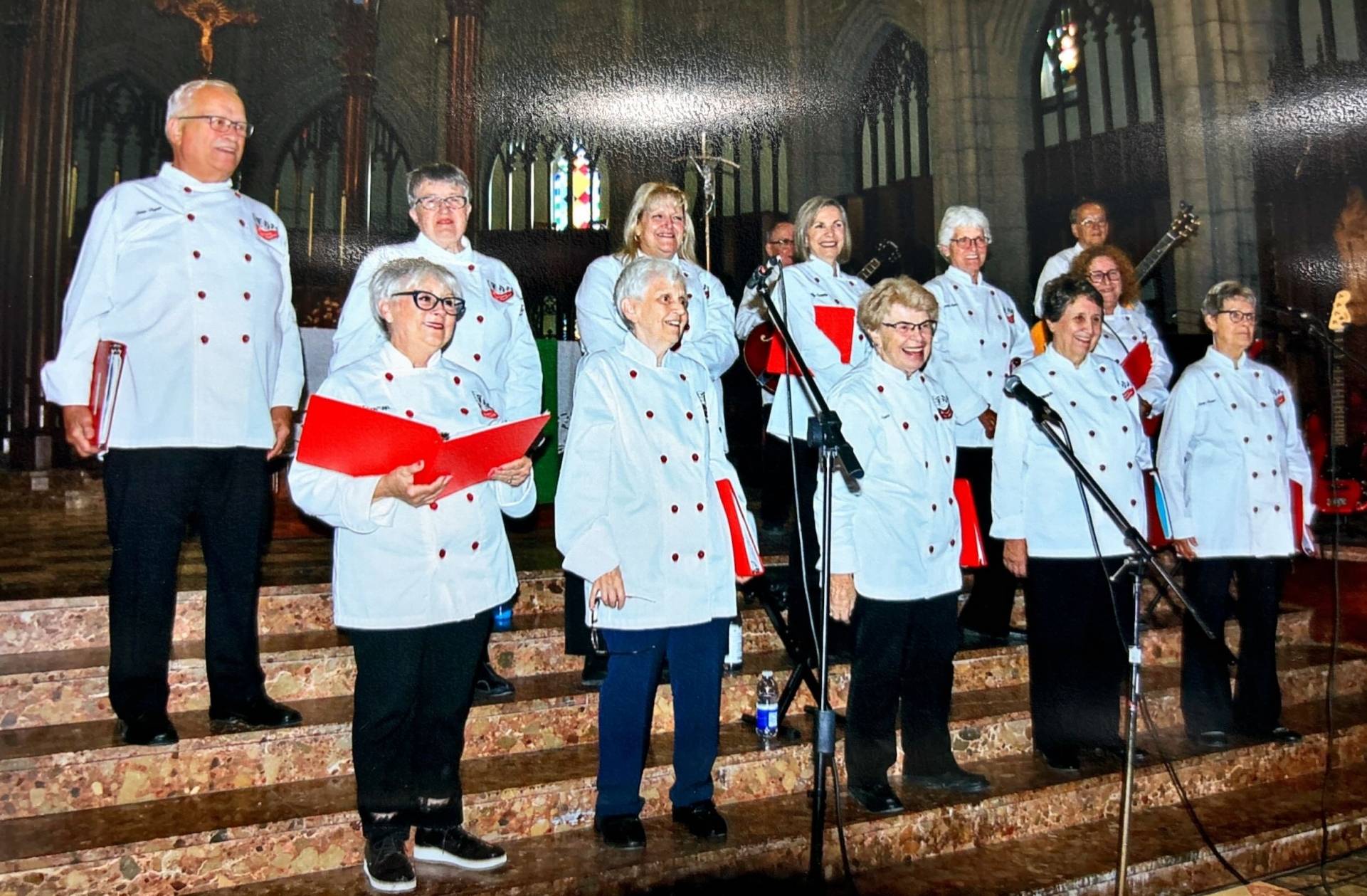 Sœur Angèle en prestation avec un chœur de chefs à la cathédrale