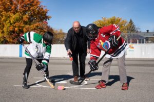 L’autonomie communautaire au cœur d’une partie de hockey balle