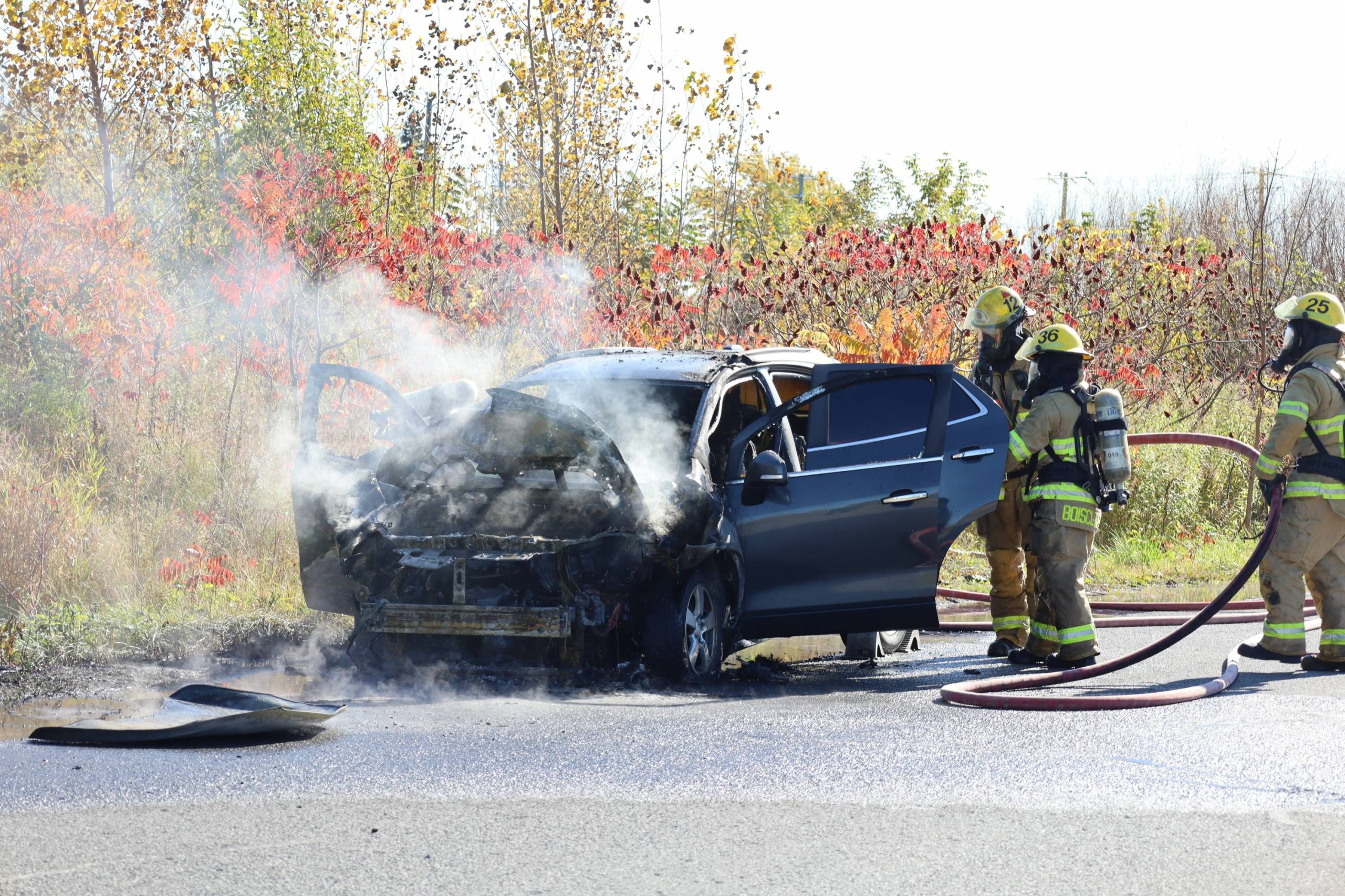 Véhicule en flammes dans Grande-Île
