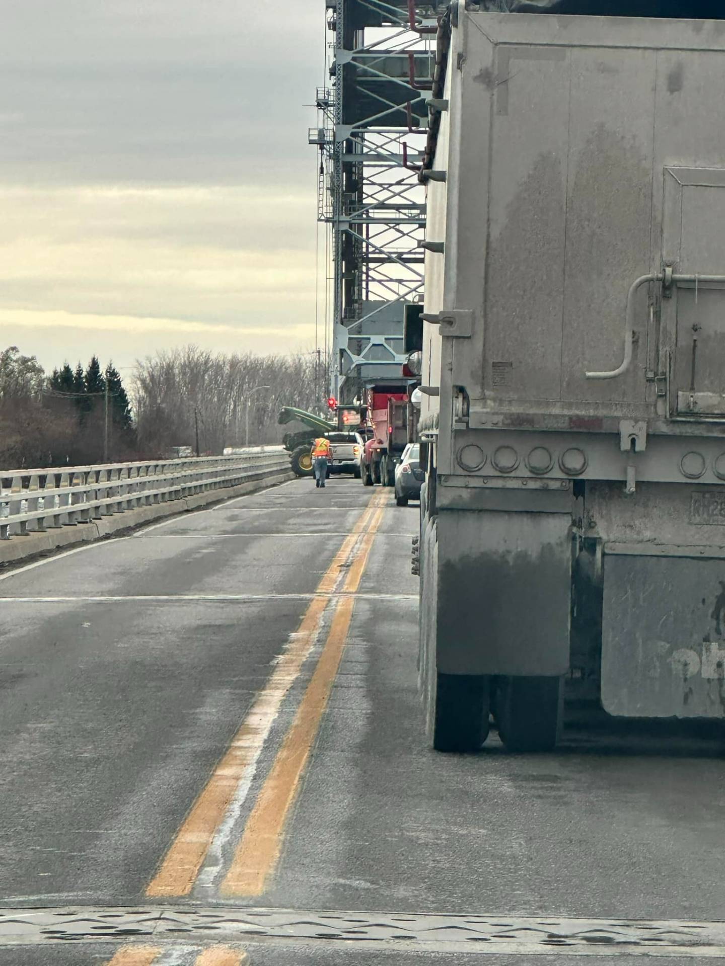 Circulation paralysée sur le pont Larocque