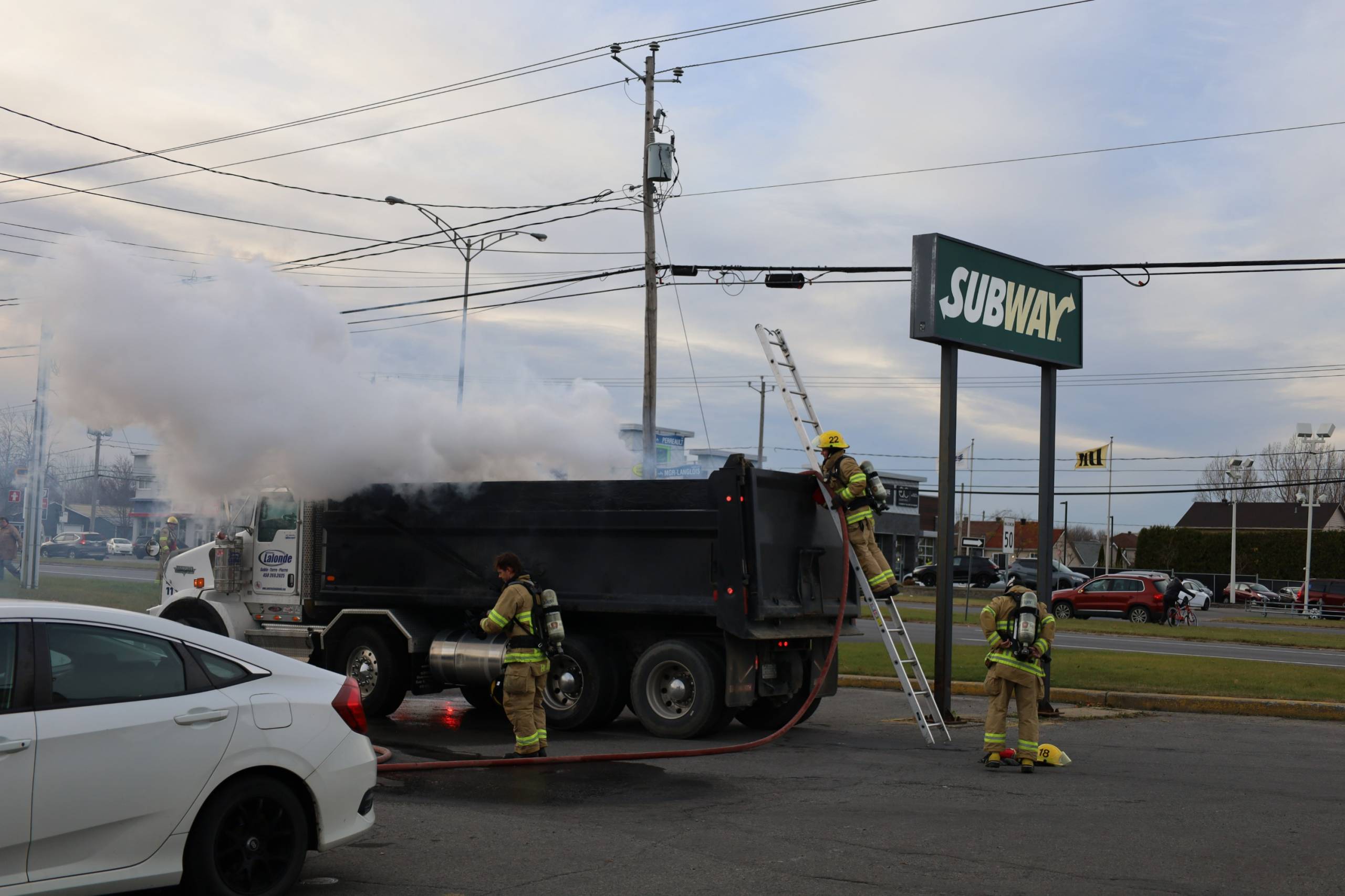 Le contenu d&rsquo;un camion prend feu