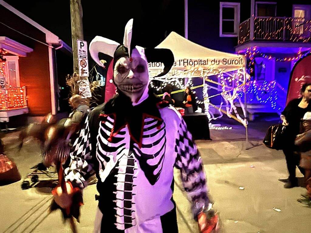 Halloween: créatures et décors maléfiques sur la rue Édouard