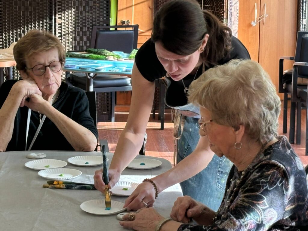 Des ateliers où les aînés deviennent des artistes