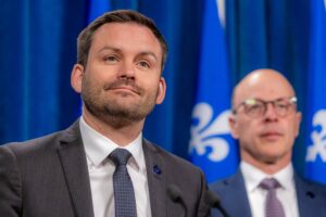 Une partie de son salaire à des organismes de la région