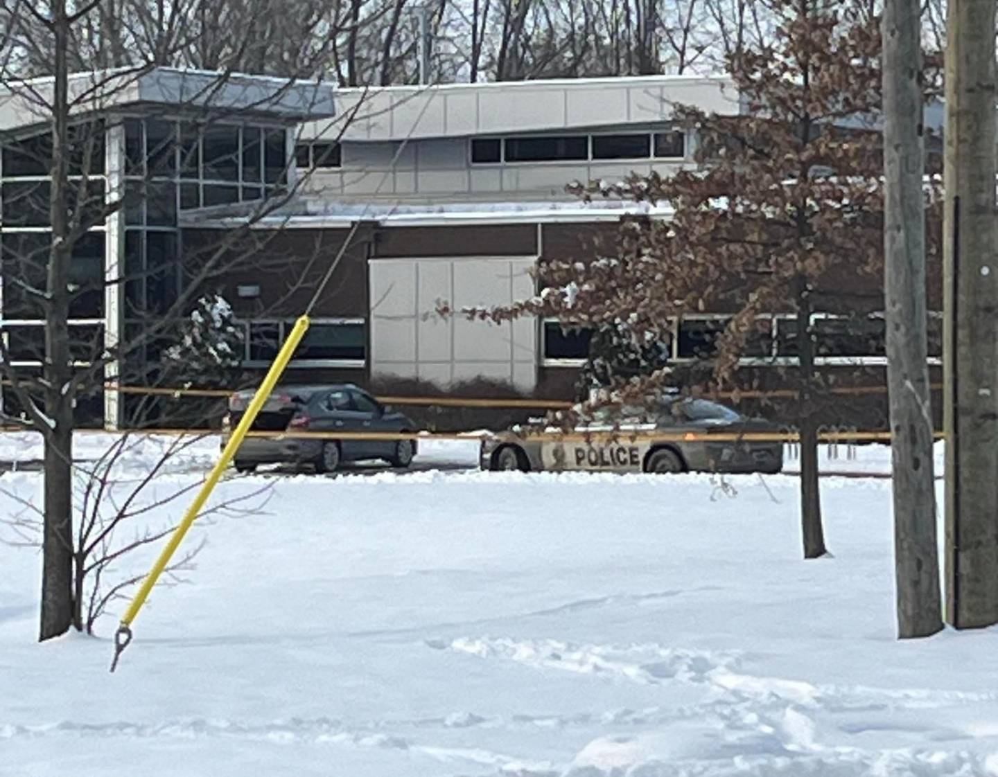 Décès dans le stationnement de la SQ : la victime serait un homme âgé dans la vingtaine