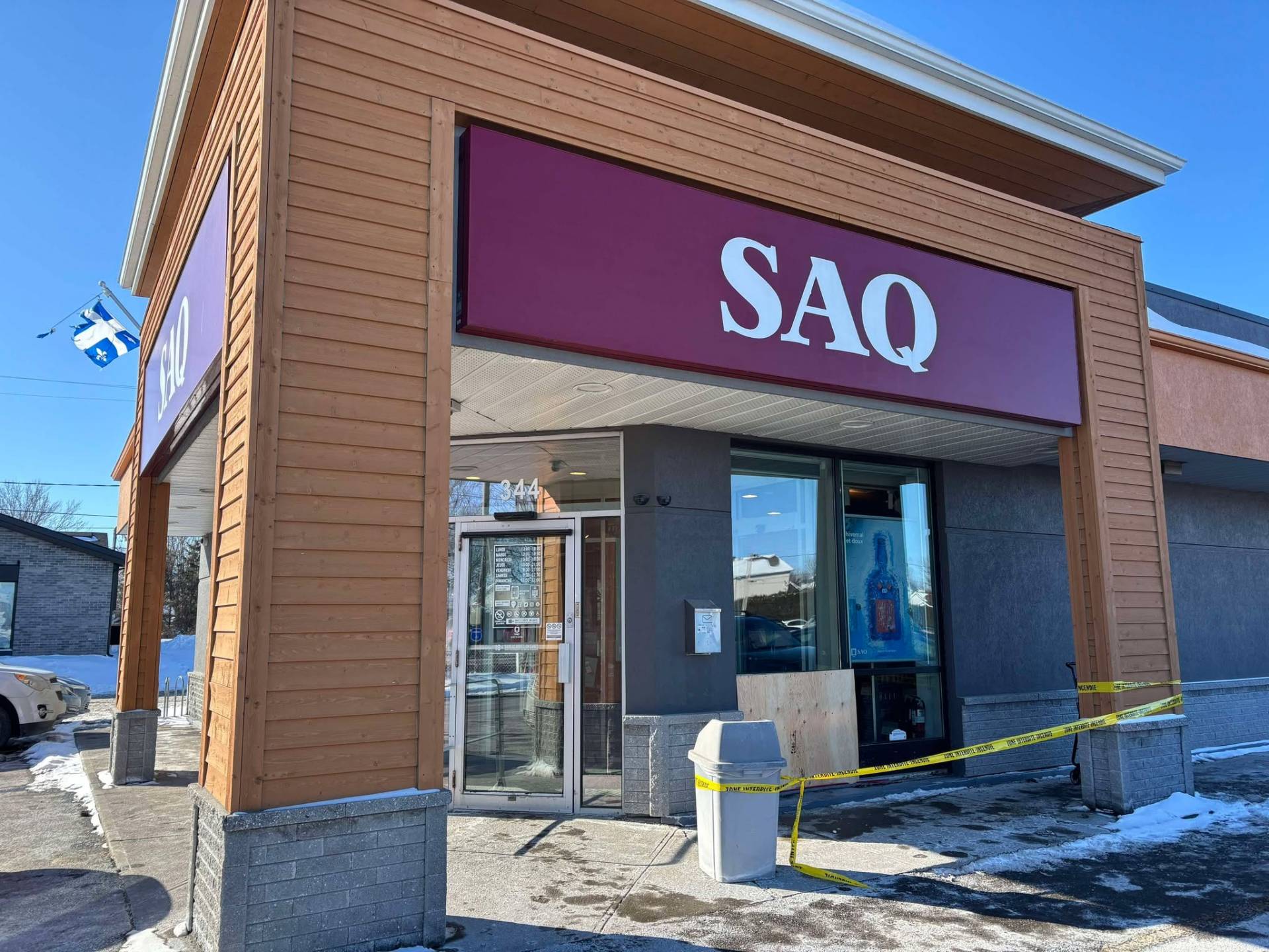 Une voiture endommage une SAQ à Saint-Zotique