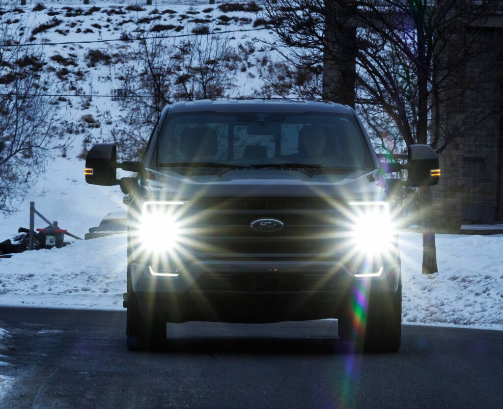 Phares de véhicules, un danger aveuglant sur les routes du Québec ?