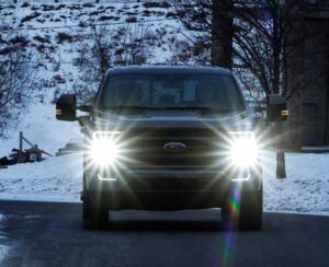 Phares de véhicules, un danger aveuglant sur les routes du Québec ?