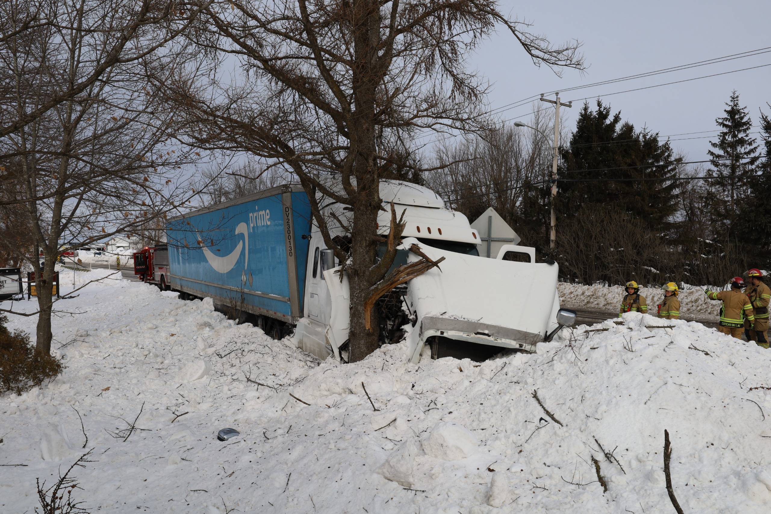Un camion semi-remorque percute un arbre à Coteau-du-Lac