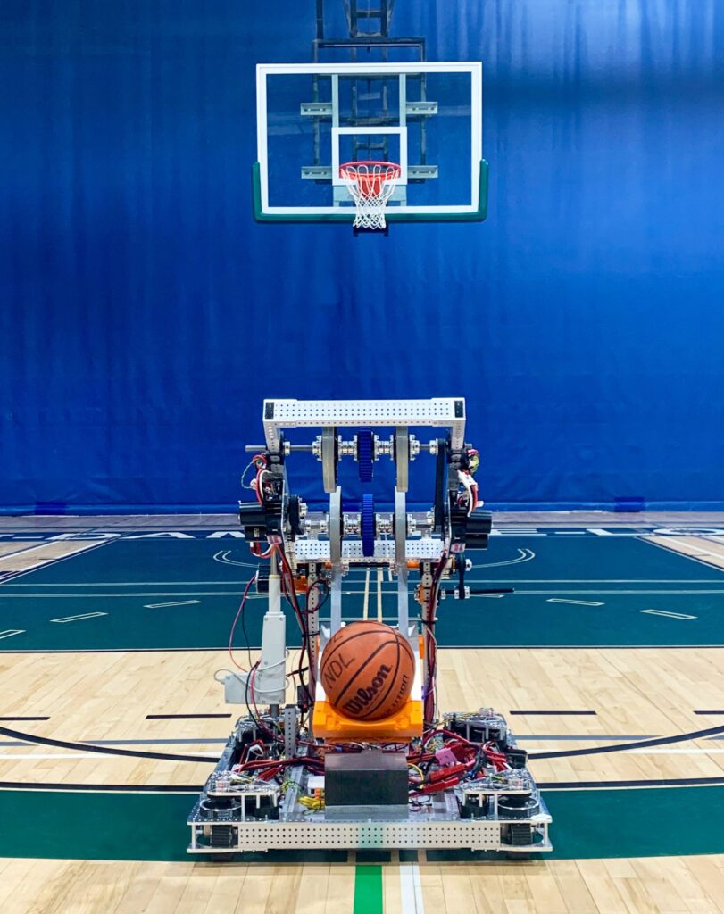 Un robot capable de lancer un ballon de basketball