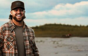 New country : Francis Degrandpré se laisse aller en français