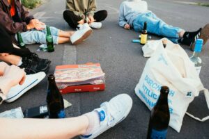 Alcool et cannabis: les filles consomment plus que les gars au secondaire