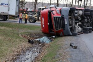 Poids lourd à la renverse à Coteau-du-Lac