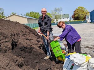 Distribution de compost en mai