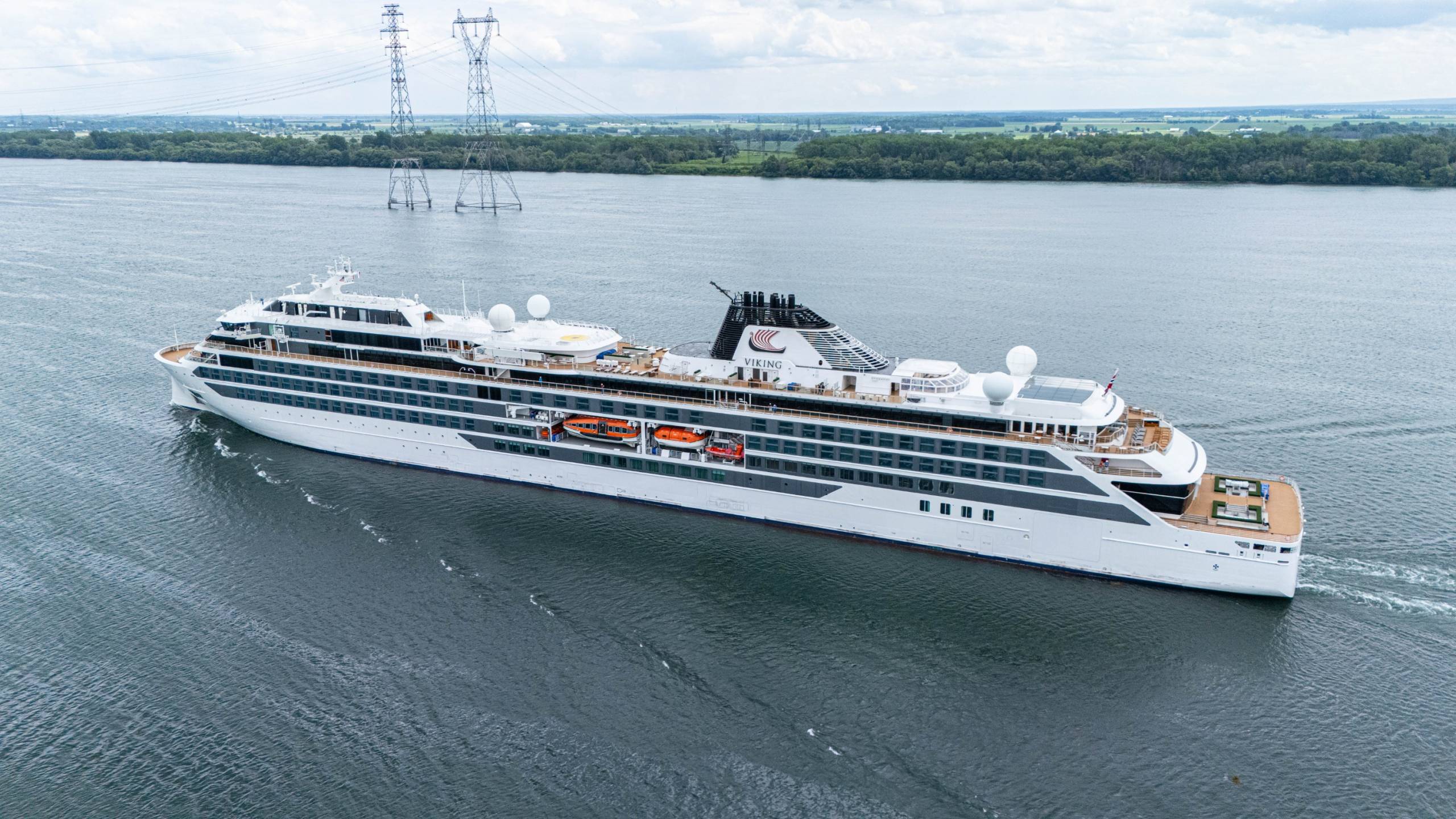Un impressionnant bateau de croisière dans la Voie Maritime