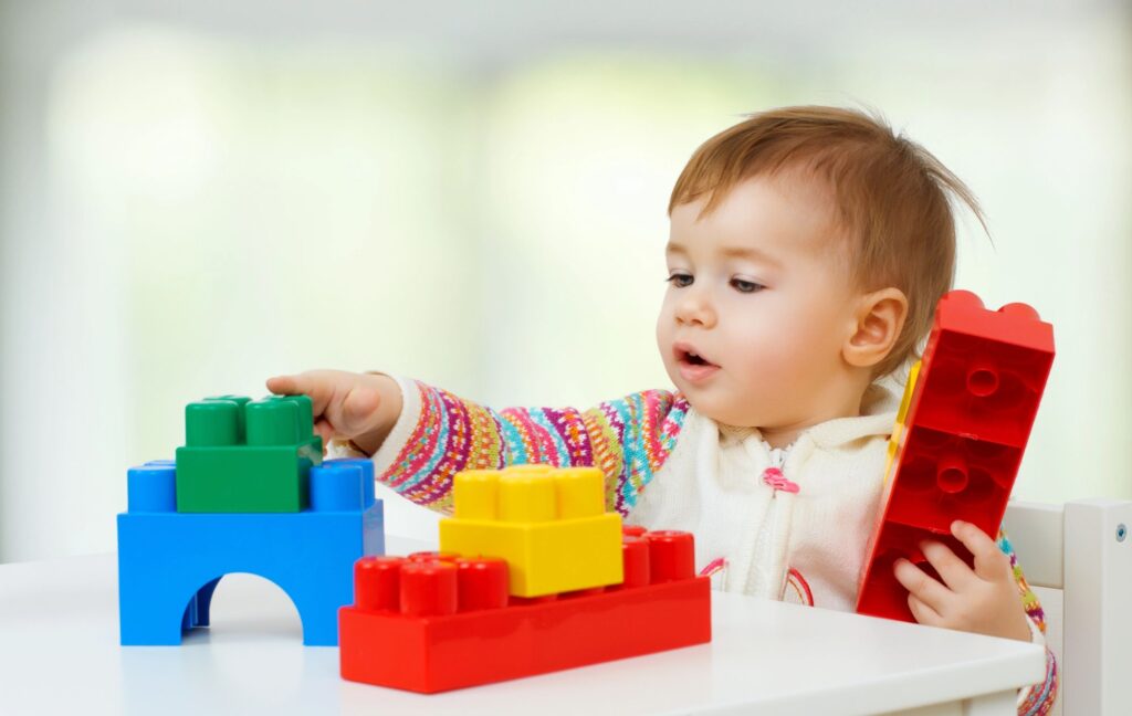 Comment favoriser l’apprentissage des couleurs et des formes chez les bébés ?