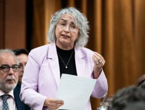 La députée Claude DeBellefeuille s’oppose à la fermeture des bureaux de postes ruraux