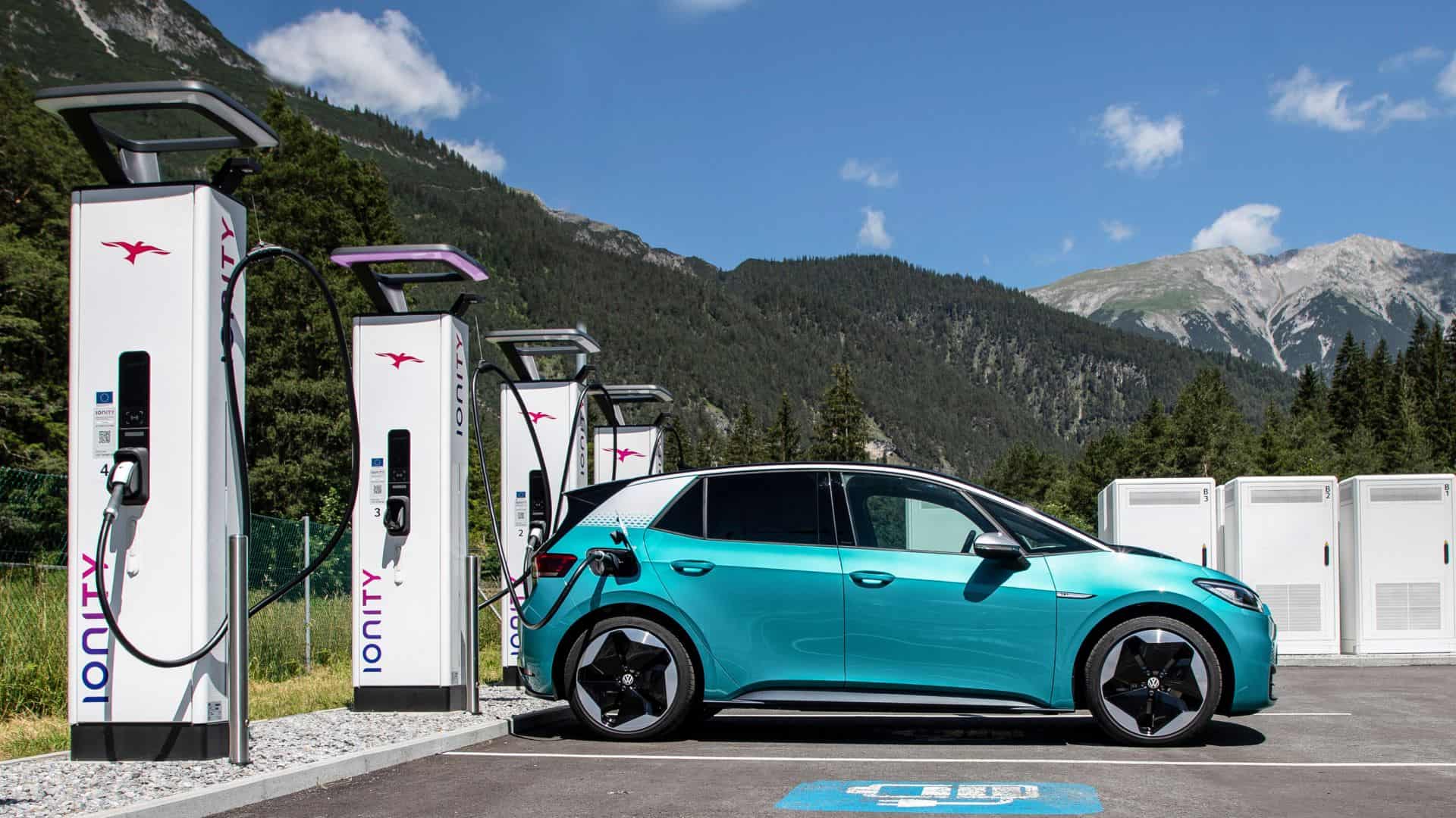La demande de véhicules électriques faiblit plus vite en Europe qu’aux États-Unis