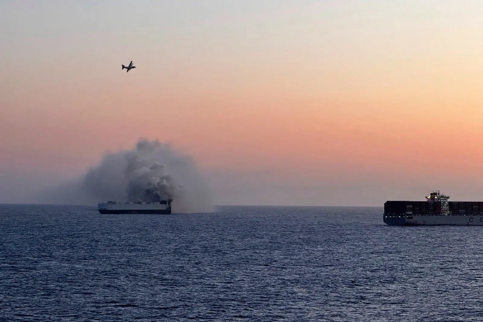 Un navire transportant 3 000 véhicules coule dans le Pacifique