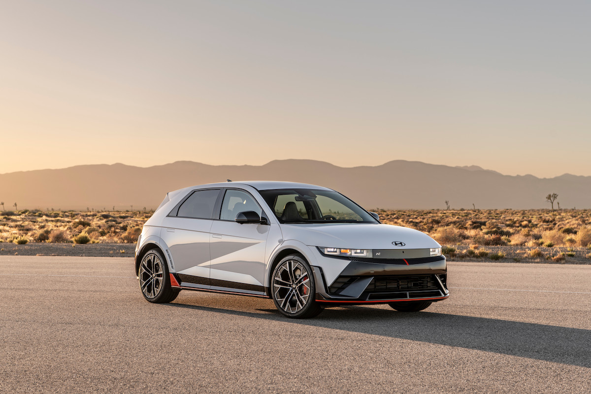 Les constructeurs automobiles pressent Ottawa de revoir le mandat sur les véhicules électriques