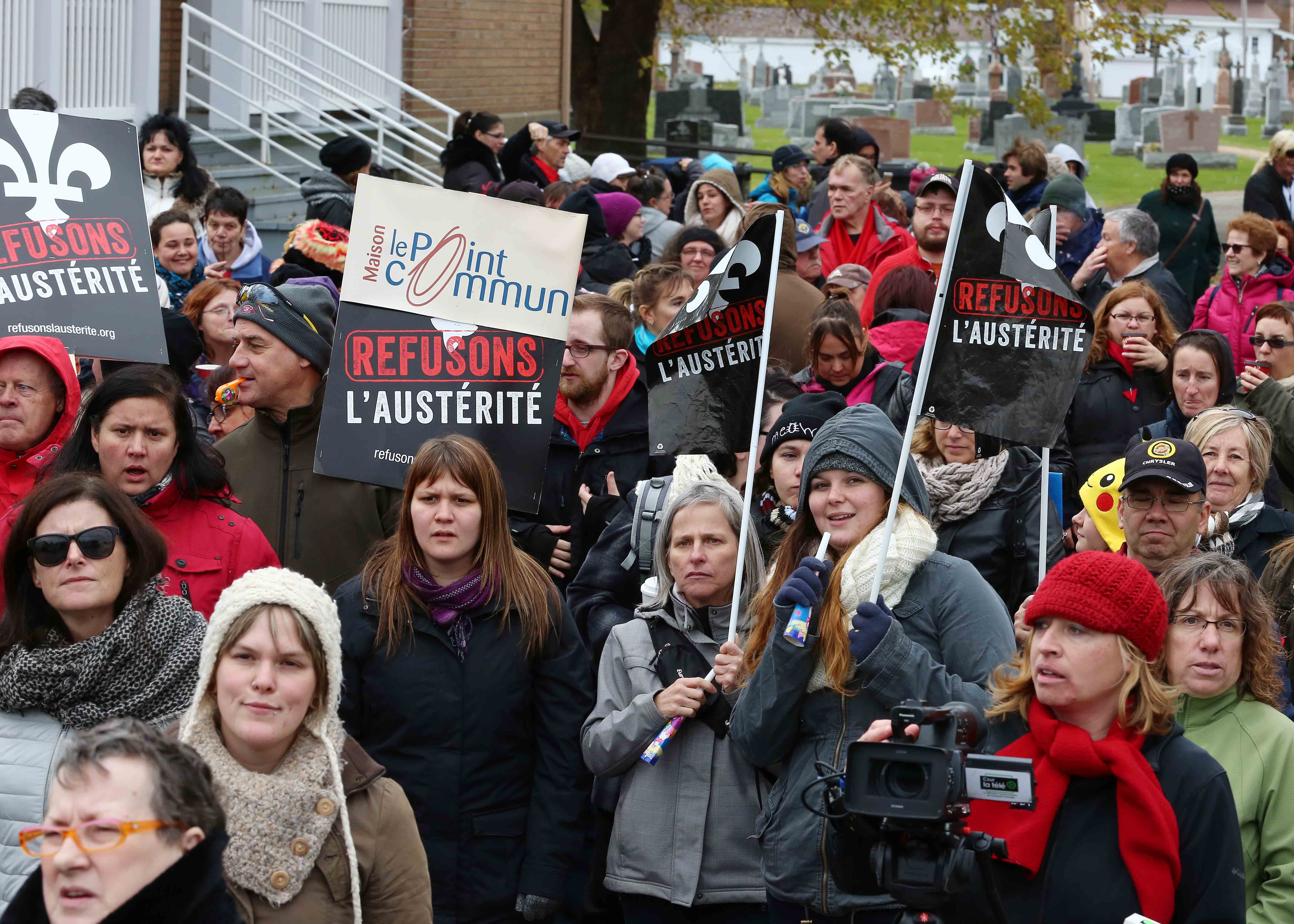Des centaines de manifestants devant le bureau de Lucie Charlebois