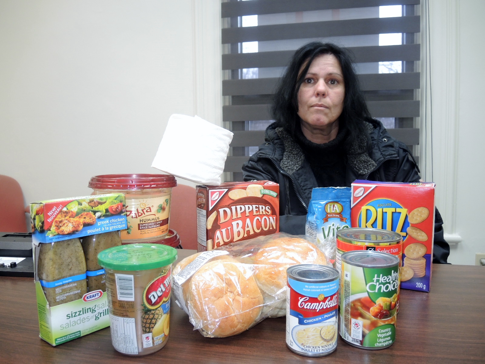 Un panier de Noël rempli d’aliments périmés