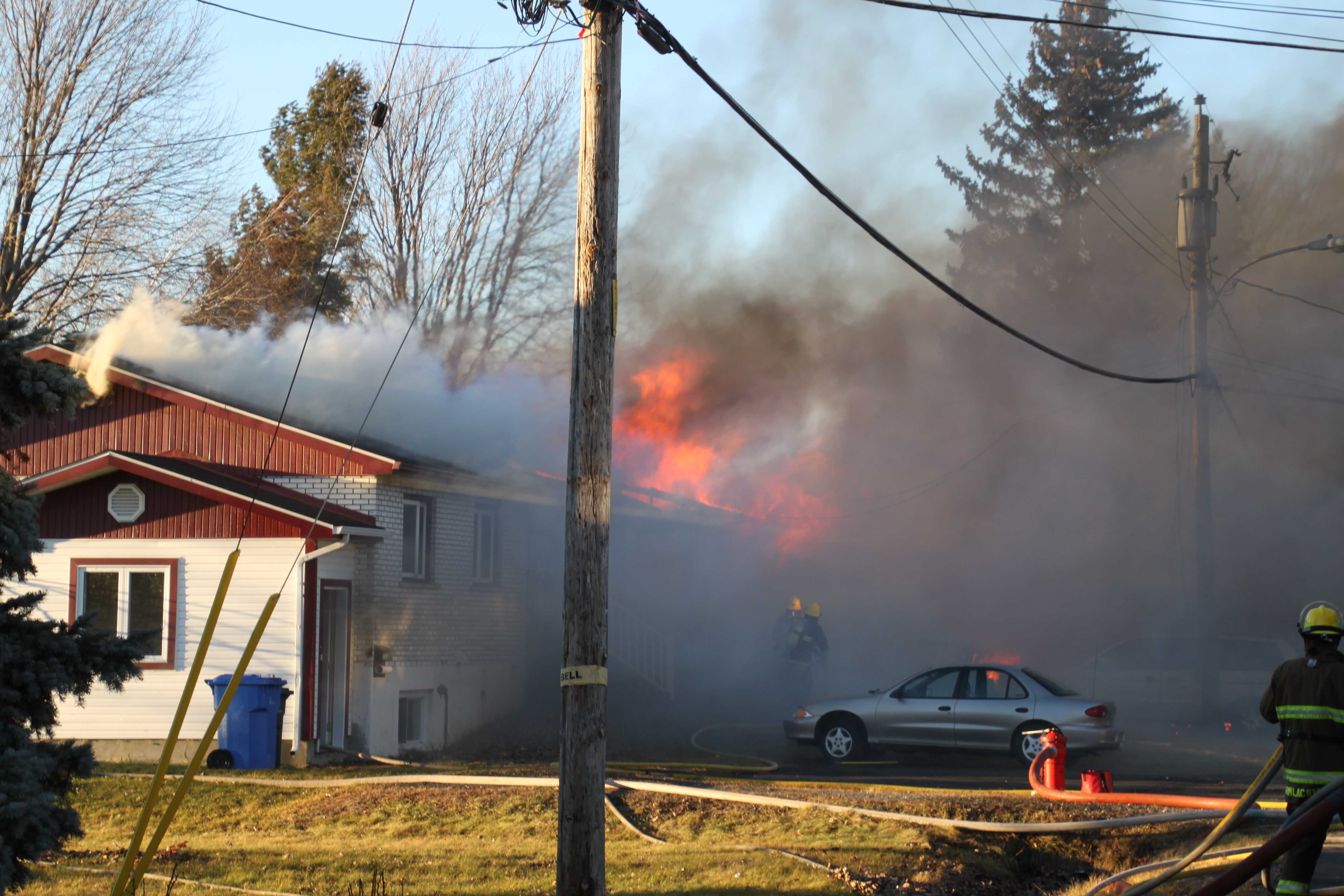 Image illustrant l'article: Le feu ravage deux résidences à Les Coteaux
