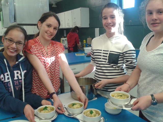 Des étudiantes expertes en maniement des chaudrons