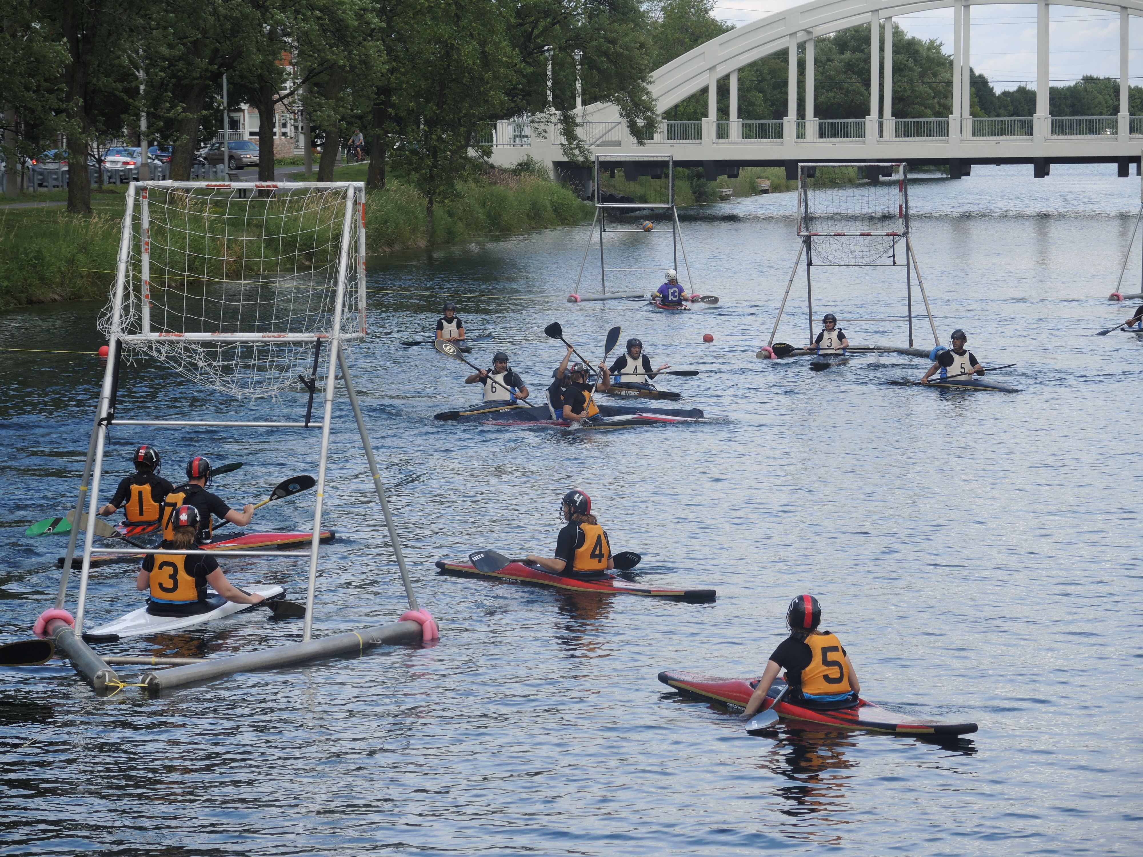 Le canoë-polo s&rsquo;installe dans le vieux canal