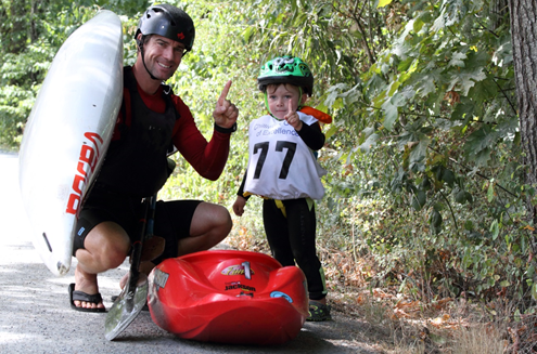 Quatre kayakistes sur la plus haute marche du podium