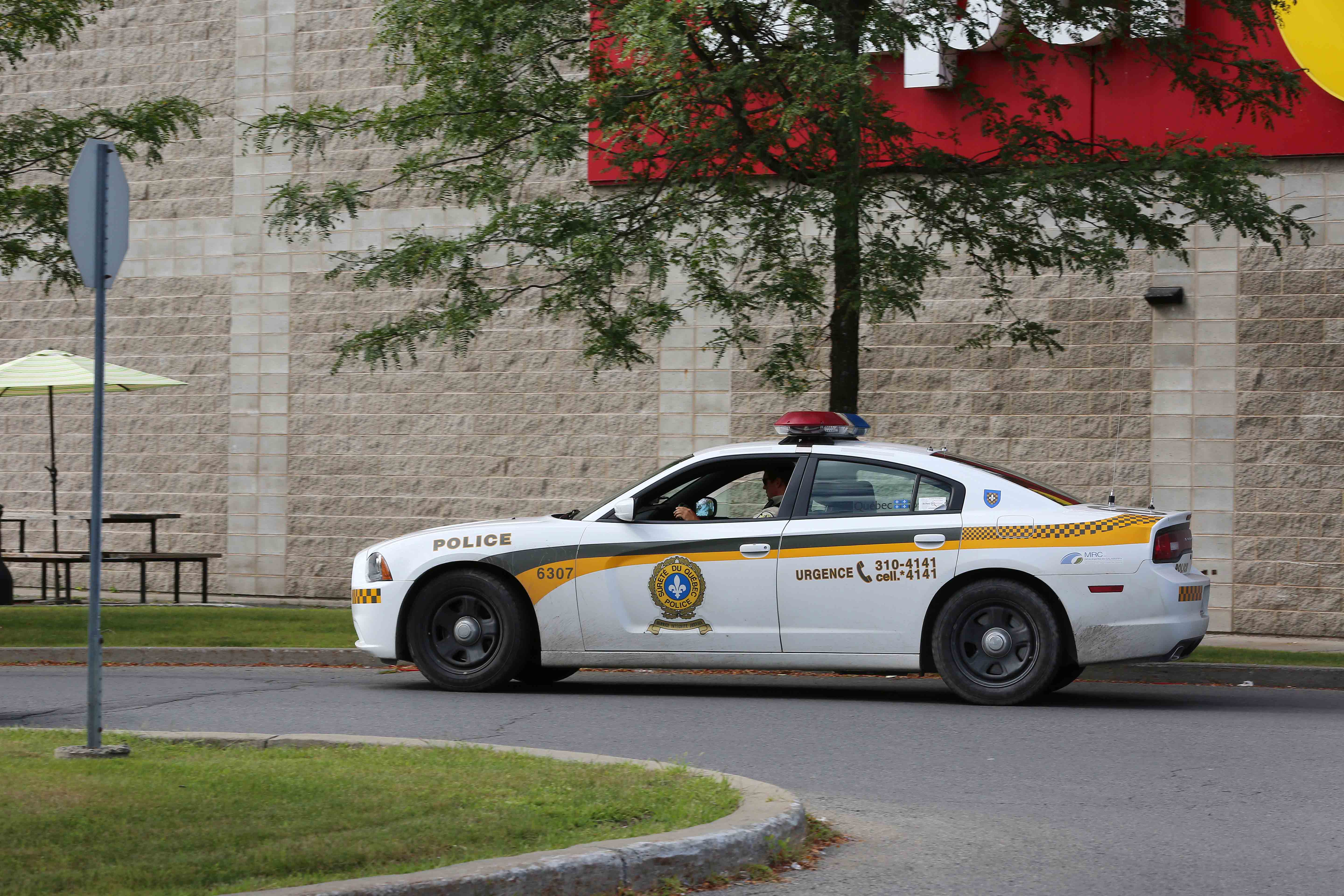 Elle laisse l’urne d’un défunt à l’épicerie