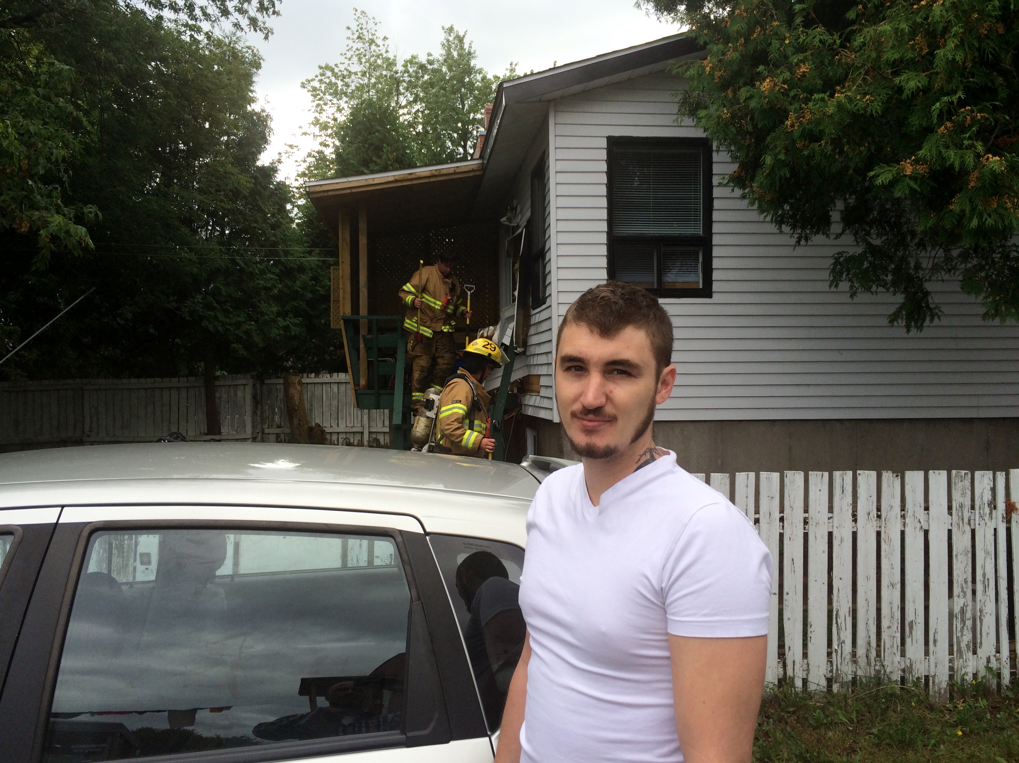 Un homme pose un geste héroïque