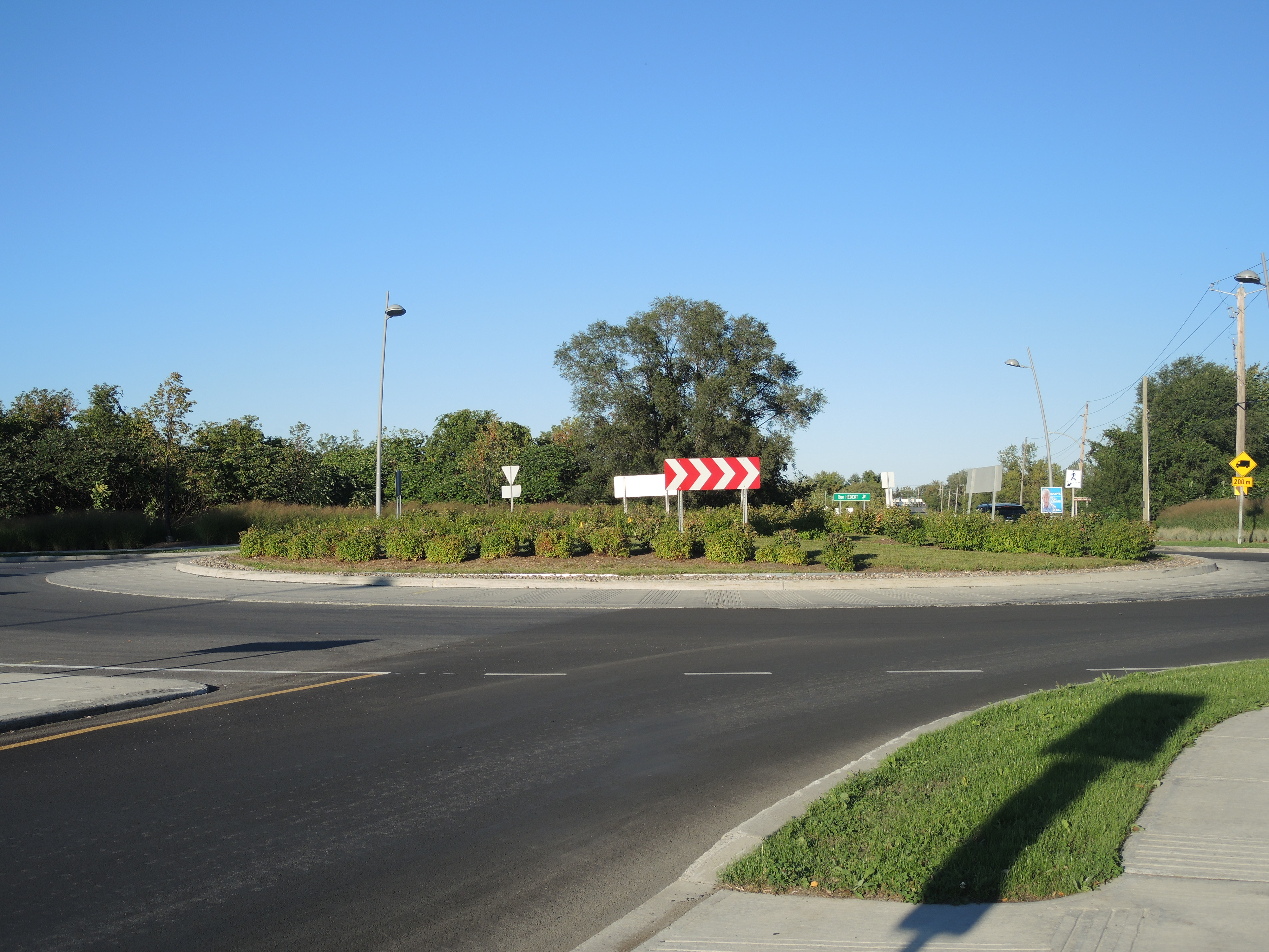 Une œuvre d’art au centre du carrefour giratoire