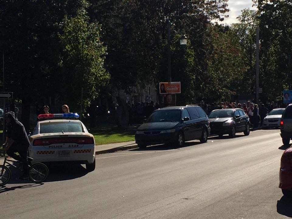 Un homme est présentement rencontré