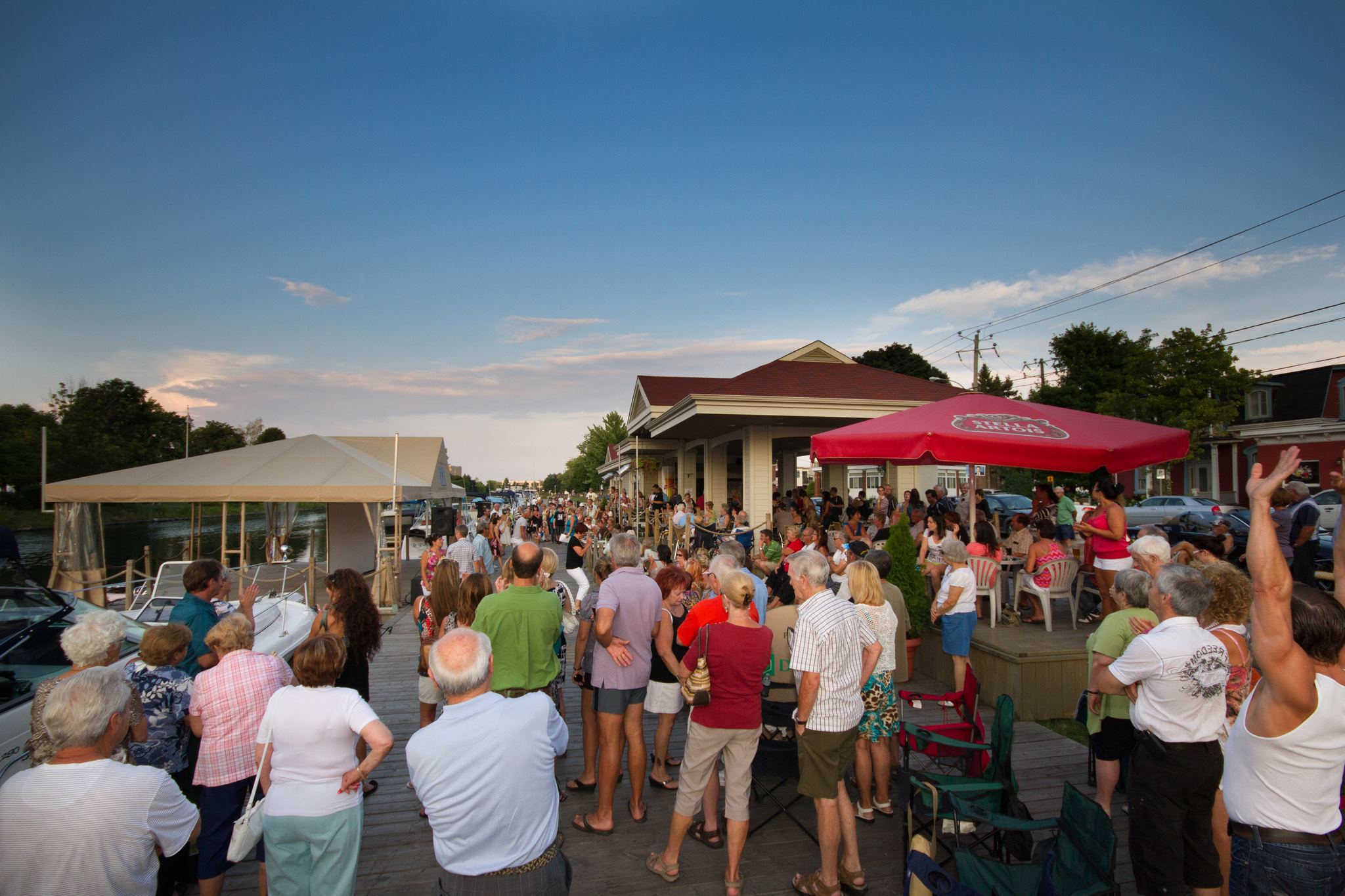 Vieux canal : terrasse permise et scène en zone grise