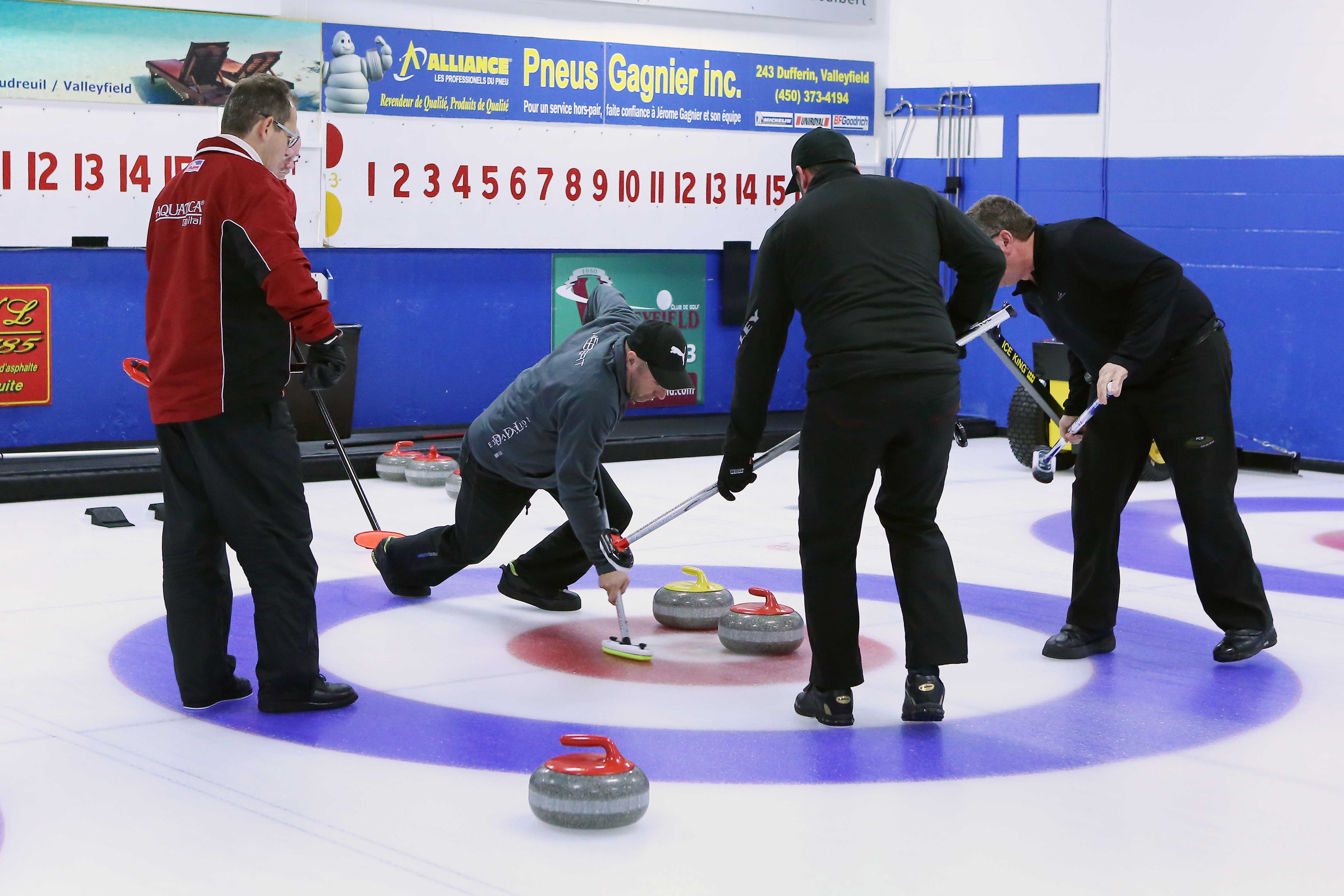 Hemmings et Hébert croisent les balais d’entrée de jeu